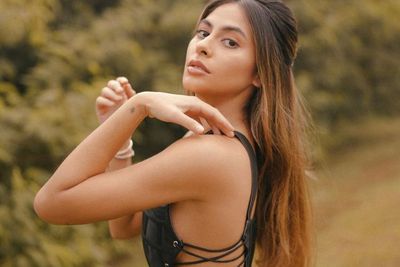 5 Gaya Crop Top ala Valerie Thomas, Berkelas dan Fashionable Abis!