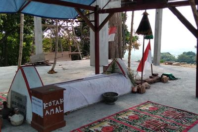Berada di Atas Bukit, Ternyata Ibunda Gajah Mada Dimakamkan di Sini!