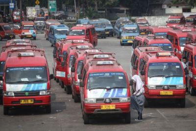 Dishub DKI Jakarta Batal Pisahkan Tempat Duduk Penumpang Pria & Wanita di Angkot, Kenapa?
