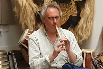 Kisah Simon Cook, Bule Inggris Jago Main Suling Cinta Mati Budaya Indonesia