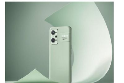 Realme Klaim Motif Baru Paper Green di GT 2 Pro Pas untuk Gaya Cewek Berikut Ini
