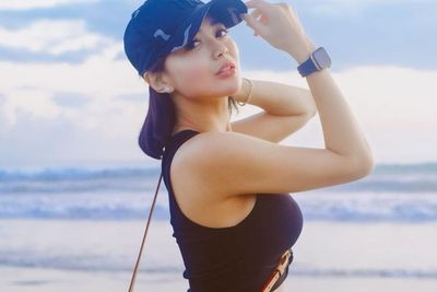 Wika Salim Pakai Hot Pants Pamer Body Goals, Netizen Salfok Lihat Bajunya Kekecilan