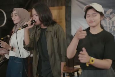 Trending Maulana Ardiansyah Bawakan Lagu Terlalu Sadis & Joget Ditemani Dua Gadis Cantik