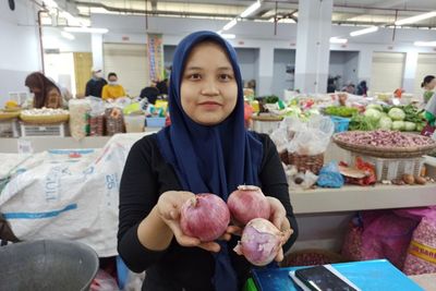 Gak Sanggup Beli Bawang Lokal, Emak-emak Beralih ke Bawang India: Harganya Beda Jauh!