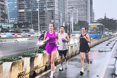 Nia Ramadhani Hujan-hujanan, Lari Keliling Sudirman-GBK Pakai Celana Pendek Pink