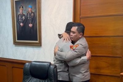 Tangis Kadiv Propam Pecah di Pelukan Kapolda Metro Jaya