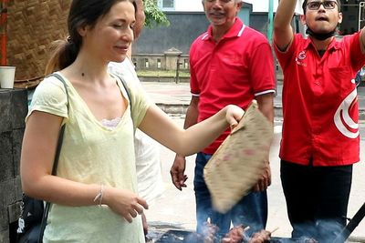 Serunya Lihat Bule Ikut Bakar Sate Massal di Solo, Pakai Kipas Kayu Sambil Menahan Asap