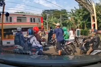 Detik-Detik Pemotor Tewas usai Terobos Palang Pintu KRL, Netizen Curigai Gerak-geriknya