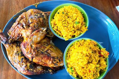Makanan Hits di Amerika Mirip Ayam Bakar dan Nasi Kuning Indonesia, Harganya Wow Banget!