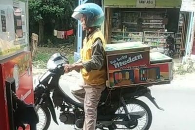 Pilu, Bapak Ini Tukar Es Dagangannya dengan Bensin karena Belum Ada yang Laku