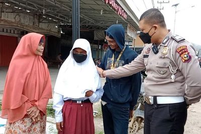 Kisah Polisi Riau Sekolahkan Pengamen Badut Jalanan, Reaksi Sang Anak Bikin Haru