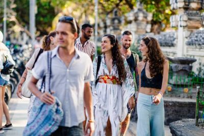 Turis Australia Ternyata Wajib Buang Sepatu Usai Liburan dari Bali, Apa Ya Alasannya?