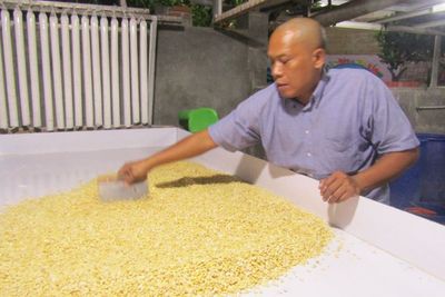 Ikhlas Ditipu Teman Sendiri Ratusan Juta, Pria Ini Justru Sukses Bisnis Keripik Tempe