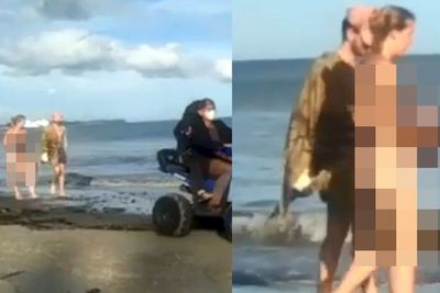 Heboh, Turis Berbikini Santai Melenggang di Pantai Aceh Singkil, Tak Sadar Direkam Warga
