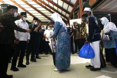 Sambut Kepulangan Jemaah Haji Indonesia, Menko PMK dan Menhub Pastikan Prokes Berjalan