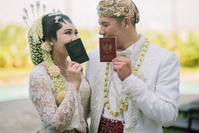 Via Vallen Semringah Pamer Buku Nikah: Bukan Pasangan Viral, Cuma Pengen Halal