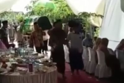 Momen Rombongan Pembawa Keranda Jenazah Lewati Pesta Pernikahan, Suasana Mendadak Hening