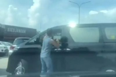 The Power of Emak-emak Kembalikan Sampah Pengendara Mobil Alphard, Dibuang Sembarangan