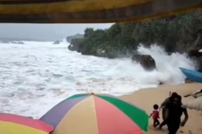 Wisatawan Diminta Jauhi Pantai Gunung Kidul Usai Ombak Hantam Belasan Lapak Pedagang