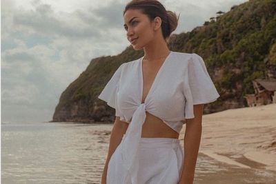 Pesona Ariel Tatum Pose di Pantai, Bajunya Gemesin