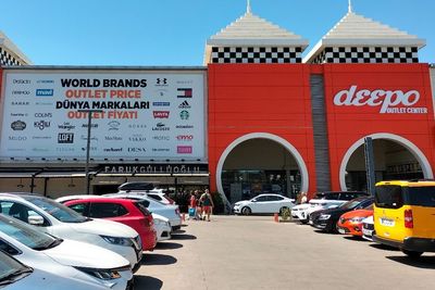 Mulai dari Rp30 Ribuan, Pusat Pembelanjaan Ini Surganya Barang Branded Harga Pabrik