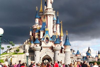 7 Tips yang Harus Dilakukan saat Datang ke Disneyland Paris, Jangan Bawa Tongsis!