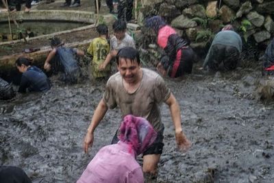 Momen Sahrul Gunawan Dimodusin Ibu-Ibu saat Cari Ikan Bareng di Kolam Keruh