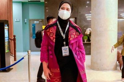 Cantiknya Kahiyang Ayu Pakai Hijab Berbalut Kain Ulos, Bikin Warganet Pangling