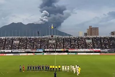 Pemandangan Langka! Gunung Meletus saat Pertandingan Sepak Bola di Jepang