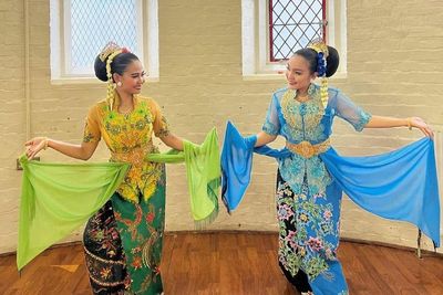 Lama Tinggal di Inggris, Cewek-cewek Cantik Ini Sukses Menggoyang London dengan Tarian