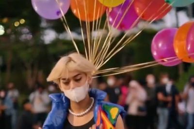 Viral Pengunjung Citayam Fashion Week Pose Keren Kalungi Balon Gas, Gayanya Berkelas!