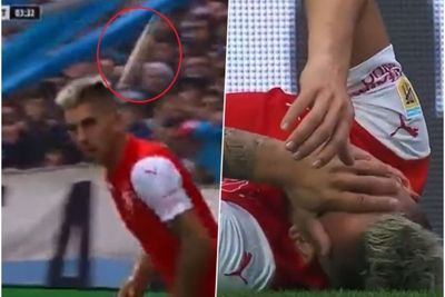 Pemain Klub Argentina Dilempar Ikan oleh Suporter, Kena Wajah dan Langsung Terkapar