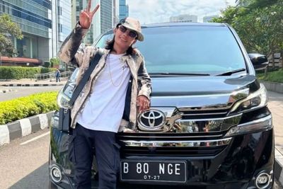 Wow Bonge Pamer Mobil Miliaran B 80 NGE, Gaya Bajunya Slebew Abis!