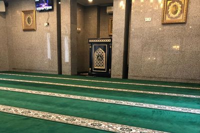 Terungkap! Ini Alasan Kenapa Karpet di Masjid Selalu Berwarna Hijau