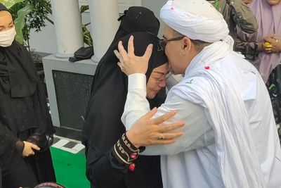 Foto-foto Habib Rizieq Shihab Bebas Disambut Istri, Anak, dan Menantu di Rumah Petamburan