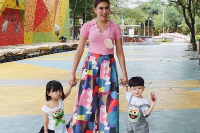 Gaya Kece Syahnaz Ajak Anak Jalan-jalan ke Taman, Style Tetap On Point!