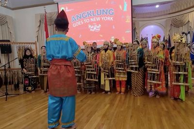 Tonton Aksi Keren Grup Angklung Bandung Mainkan Nothing Else Matters Metallica di US