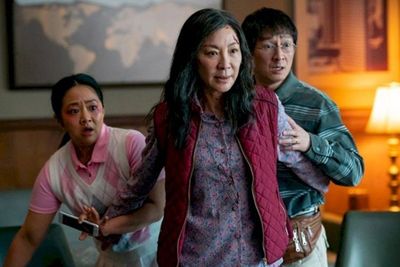 Everything Everywhere All at Once Tayang Lagi di Bioskop, Durasinya Lebih Panjang!