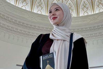 5 Potret Ayana Moon Berhijab Main ke Museum Islam, Cantiknya Meneduhkan Hati!