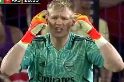 Gawang Kebobolan, Kiper Arsenal Aaron Ramsdale Beri Gestur ke Rekannya Main Pakai Otak!