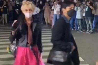 Ya Ampun, Cowok Ini Pakai Rok Tutu Pink Mejeng di Zebra Cross Citayam Fashion Week