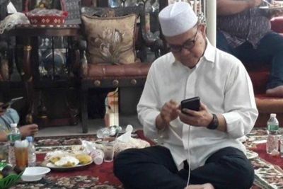 Rusli Zainal Menangis Dengar Lagu Ciptaan Istrinya, Ini Respon Andrigo Sang Penyanyi