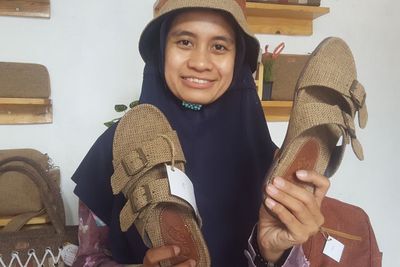 Mantan HRD Banting Setir Jadi Penjahit Karung Goni, Sebulan Penghasilannya Puluhan Juta