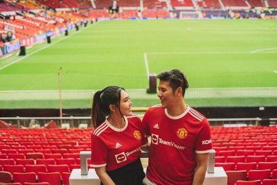 Via Vallen Foto Bareng Suami di Markas Manchester United: Bersama yang Paling Aku Cintai
