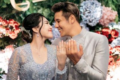 Kocak Dihadang Ibu saat Malam Pertama, 4 Potret Via Vallen Berbaju Pengantin Mewah