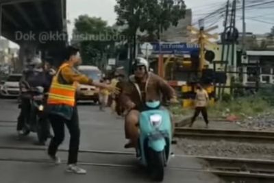 Detik-Detik Petugas Halangi Pengendara Lawan Arus hingga Terobos Perlintasan Kereta Api