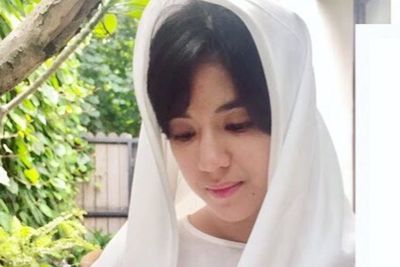 Gaya Outfit DJ Una Berhijab Putih Bikin Hati Sejuk, Wajahnya Masih Polos