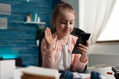 Pengaruhi Kesehatan Mental, Mom Harus Batasi Penggunaan Gedget Pada Anak