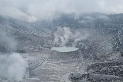 Ternyata Gak Ada Aliran Listrik di Tangkuban Parahu, Nasib Warga Sekitar Gimana?