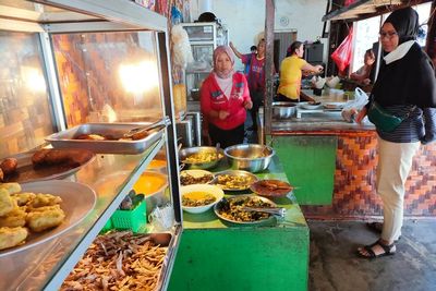 Jualan di Gang Sempit, Warung Nasi Ampok Mbak Sih Selalu Antre Panjang: Ini Rahasianya!